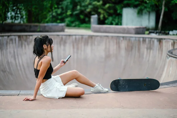 Portret Van Aziatische Chinees Meisje Met Mobiele Telefoon Skate Skatepark — Stockfoto