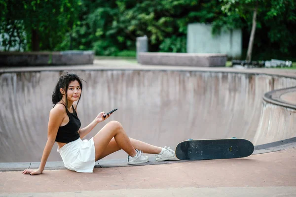 Portrait Asian Chinese Girl Mobile Phone Skate Skatepark — Stock Photo, Image