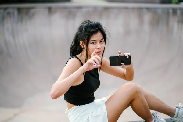 Portrait Asian Chinese Girl Mobile Phone — Stock Photo, Image