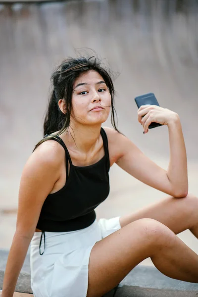 Portrét Asijská Čínská Dívka Mobilním Telefonem — Stock fotografie