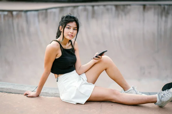 Retrato Chica China Asiática Con Teléfono Móvil — Foto de Stock