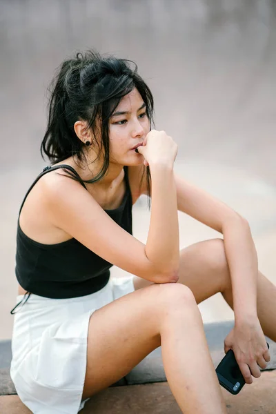 Retrato Chica China Asiática Con Teléfono Móvil —  Fotos de Stock