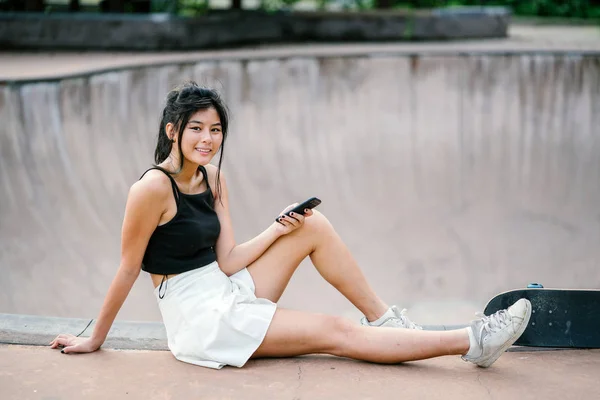 Retrato Chica China Asiática Con Teléfono Móvil Patín Skatepark — Foto de Stock