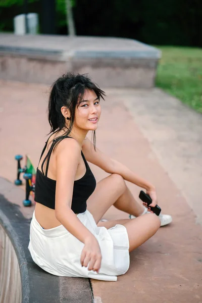 Retrato Chica China Asiática Con Teléfono Móvil Patín Skatepark —  Fotos de Stock