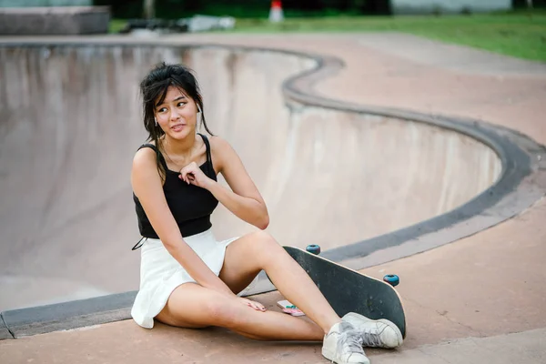 Ritratto Ragazza Asiatica Cinese Con Cellulare Pattino Nello Skatepark — Foto Stock