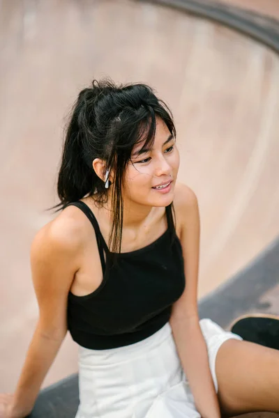 亚洲中国女孩在 Skatepark 的手机和溜冰肖像 — 图库照片