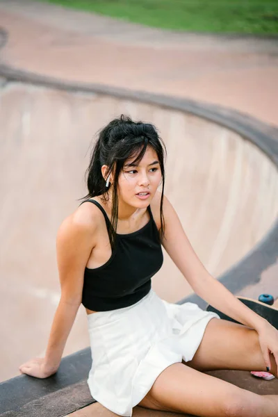 Porträtt Asiatisk Kinesisk Flicka Med Mobiltelefon Och Skate Skatepark — Stockfoto