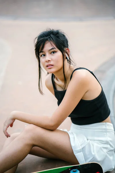 Retrato Chica China Asiática Con Teléfono Móvil Patín Skatepark —  Fotos de Stock