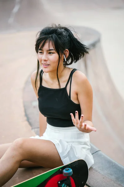 Retrato Chica China Asiática Con Teléfono Móvil Patín Skatepark —  Fotos de Stock