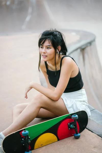 Πορτρέτο Της Ασίας Κινεζική Κορίτσι Κινητό Τηλέφωνο Και Skate Στο — Φωτογραφία Αρχείου
