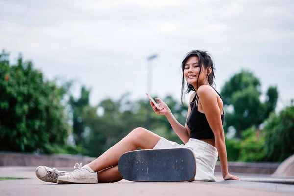 Retrato Chica China Asiática Con Teléfono Móvil Patín Skatepark —  Fotos de Stock