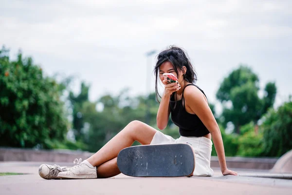 Portrait Asian Chinese Girl Mobile Phone Skate Skatepark — Stock Photo, Image