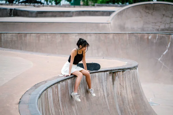 Retrato Chica China Asiática Con Patín Skatepark — Foto de Stock