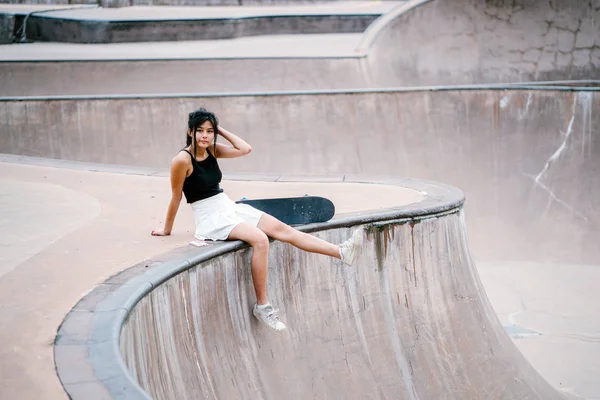 Retrato Menina Chinesa Asiática Com Skate Parque Skate — Fotografia de Stock