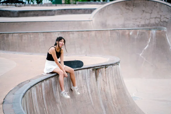 Asyalı Çinli kız paten skatepark ile portresi