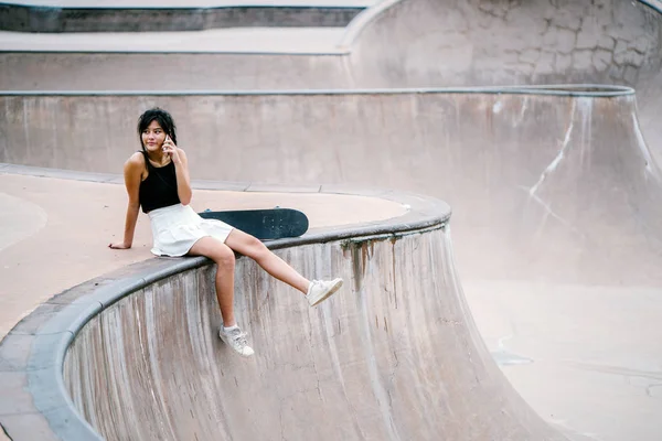 Retrato Menina Chinesa Asiática Com Skate Parque Skate — Fotografia de Stock