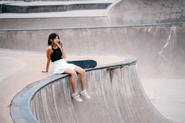 Asyalı Çinli kız paten skatepark ile portresi