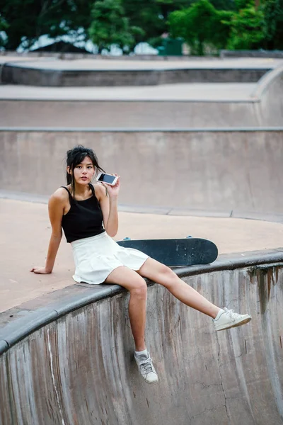 Retrato Menina Chinesa Asiática Com Skate Parque Skate — Fotografia de Stock