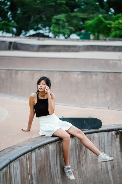 Retrato Menina Chinesa Asiática Com Skate Parque Skate — Fotografia de Stock