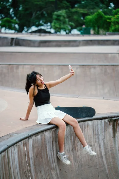 Retrato Menina Chinesa Asiática Com Skate Parque Skate — Fotografia de Stock