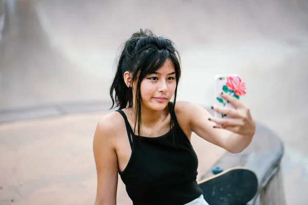 Retrato Chica China Asiática Con Patín Skatepark —  Fotos de Stock