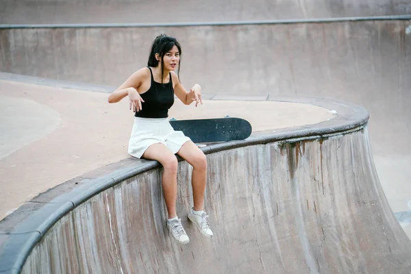 Asyalı Çinli kız paten skatepark ile portresi