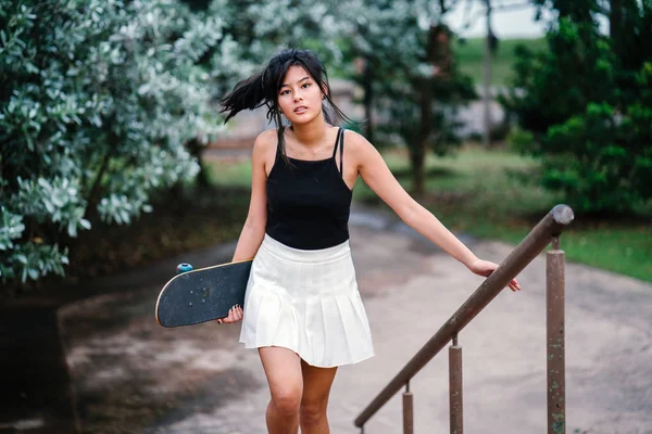Πορτρέτο Της Ασίας Κινεζική Κορίτσι Skate Στο Skatepark — Φωτογραφία Αρχείου