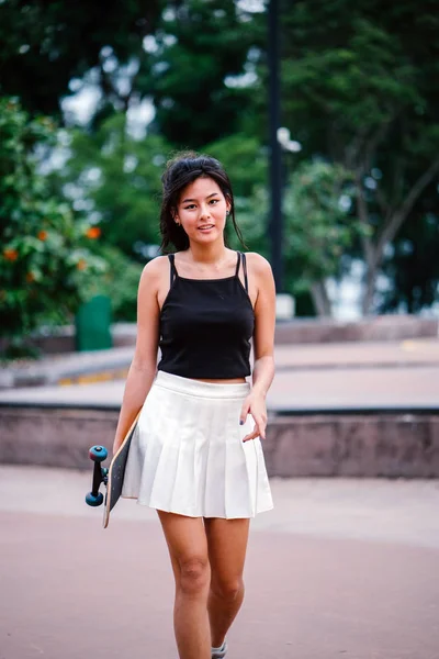 Retrato Chica China Asiática Con Patín Skatepark — Foto de Stock