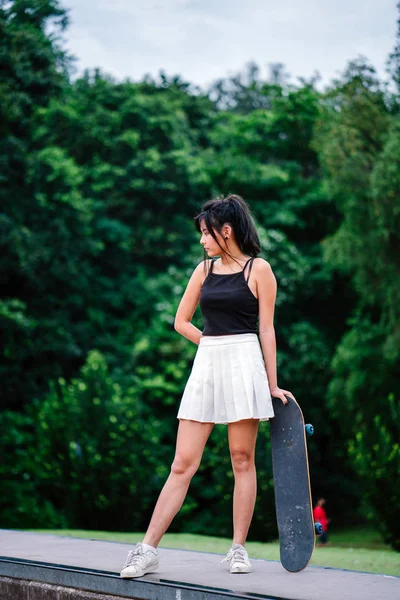 Asyalı Çinli Kız Paten Skatepark Ile Portresi — Stok fotoğraf