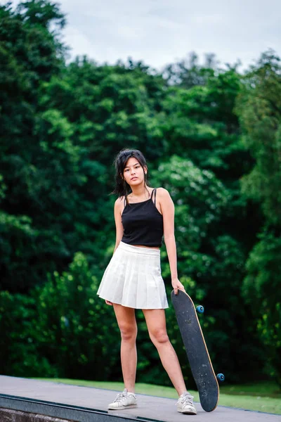 Портрет Азиатской Китаянки Скейтом Скейтпарке — стоковое фото