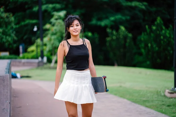 Retrato Chica China Asiática Con Patín Skatepark —  Fotos de Stock
