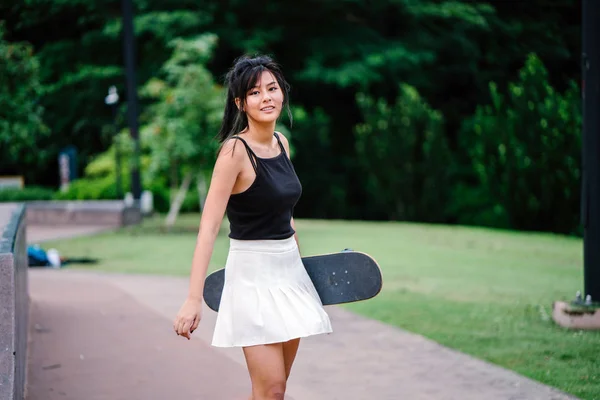 Retrato Chica China Asiática Con Patín Skatepark —  Fotos de Stock
