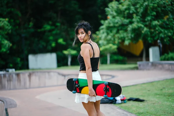Portrét Asijská Čínská Dívka Brusle Skateparku — Stock fotografie