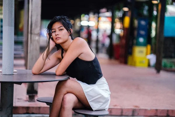 Şirin Asyalı kız Cafe içme suyunda rahatlatıcı