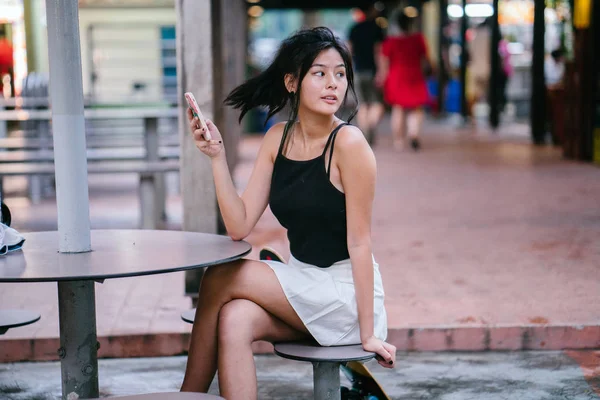 Şirin Asyalı kız Cafe içme suyunda rahatlatıcı