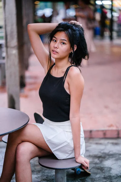 Şirin Asyalı kız Cafe içme suyunda rahatlatıcı