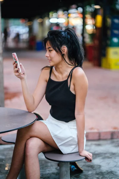 Şirin Asyalı kız Cafe içme suyunda rahatlatıcı