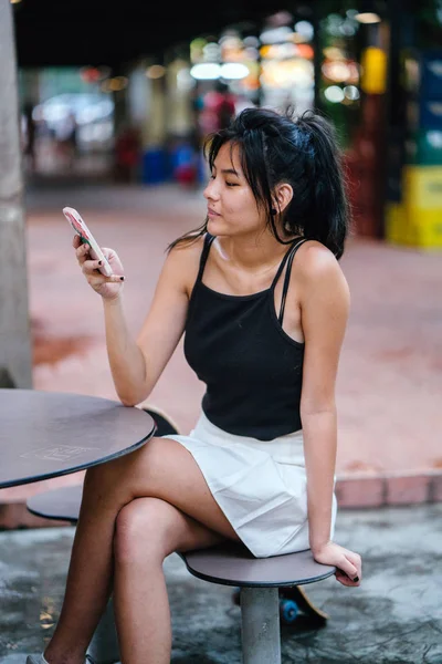 Şirin Asyalı kız Cafe içme suyunda rahatlatıcı