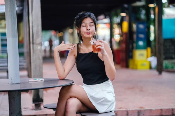 Şirin Asyalı kız Cafe içme suyunda rahatlatıcı