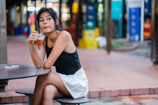 Şirin Asyalı kız Cafe içme suyunda rahatlatıcı