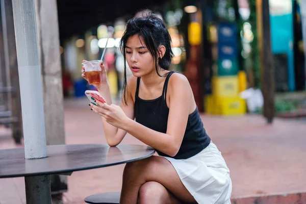 Linda Chica Asiática Relajándose Cafetería Agua Potable — Foto de Stock