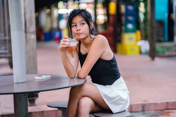 Şirin Asyalı kız Cafe içme suyunda rahatlatıcı