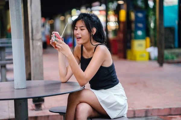 Linda Chica Asiática Relajándose Cafetería Agua Potable — Foto de Stock