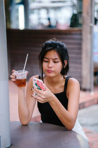 Leuke Aziatische Meisje Ontspannen Café Drinkwater — Stockfoto
