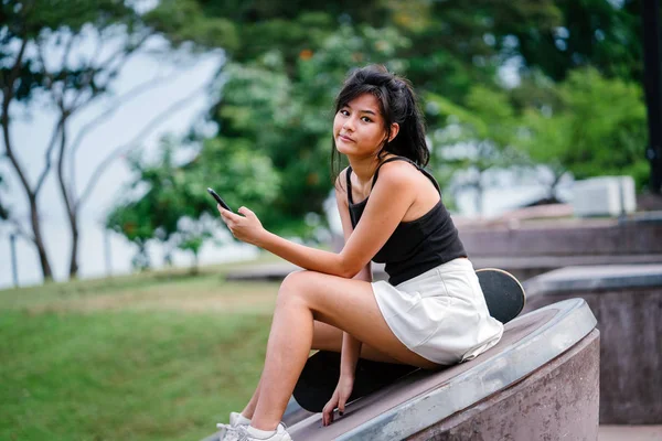 Портрет Азиатской Китаянки Скейтом Скейтпарке — стоковое фото