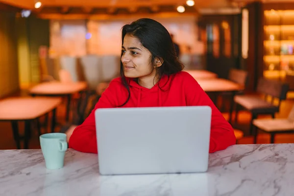 Sorridente Ragazza Che Lavora Sul Computer Portatile Seduto Tavola Nel — Foto Stock