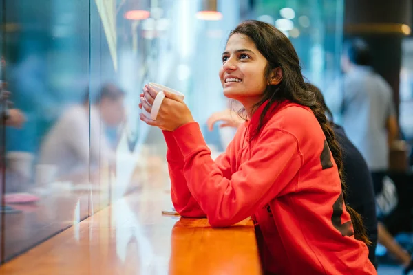 Retrato Chica Sonriente Con Taza Café Sentado Mesa Cafetería — Foto de Stock