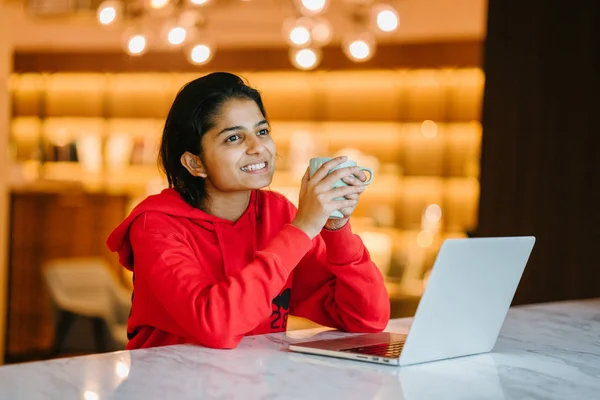 Bella Ragazza Che Lavora Sul Computer Portatile Tenendo Tazza Caffè — Foto Stock