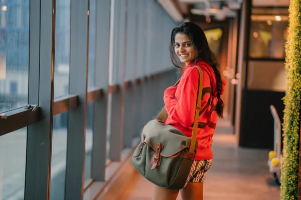 Retrato Tres Cuartos Longitud Hermosa Chica India Con Ropa Casual — Foto de Stock