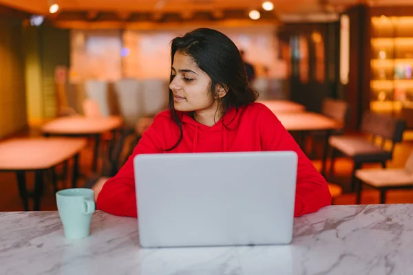 Ragazza Premurosa Che Lavora Sul Computer Portatile Seduto Tavola Nel — Foto Stock